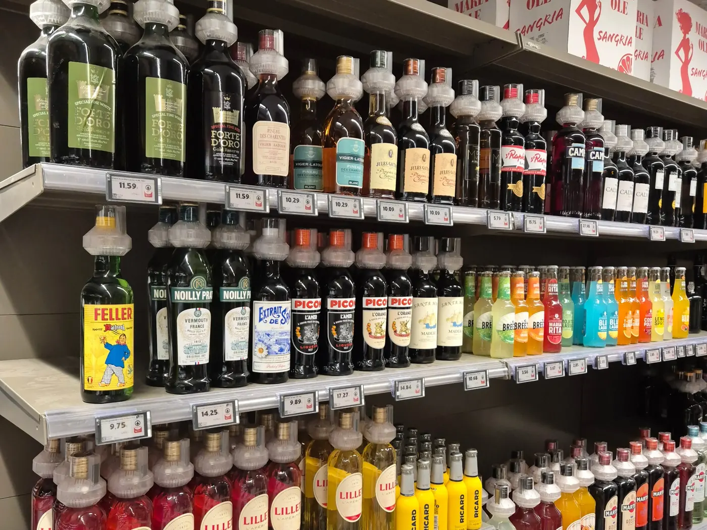Aperitif aisle with Lockaps on every shelf